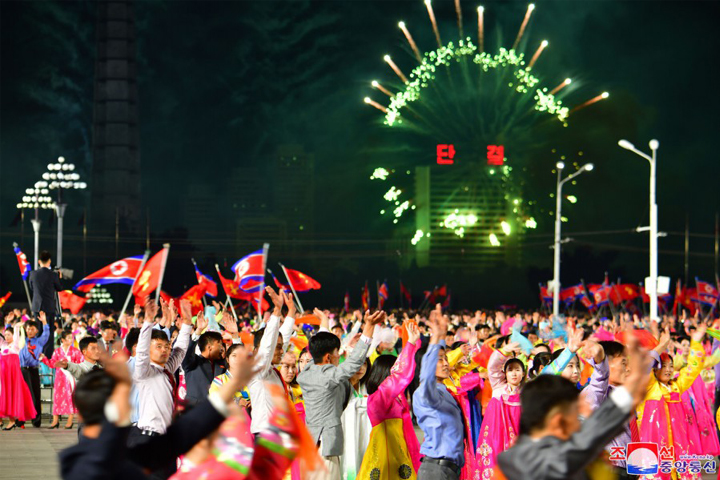 6-조선로동당창건 75돐경축 축포야회